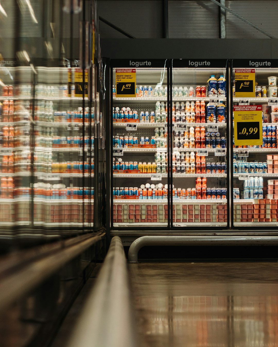 Produtos em refrigeradores de supermercado, em imagem ilustrativa de consumo