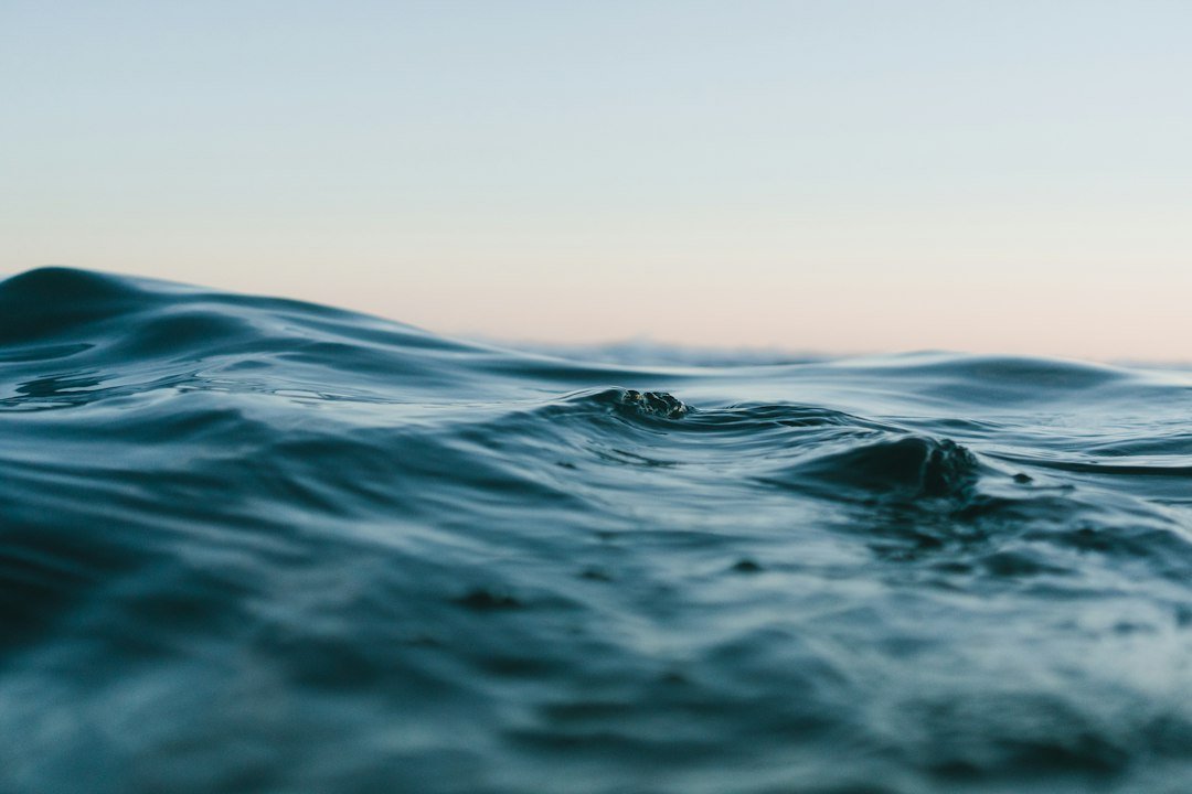 Ondas na superfície do oceano; imagem ilustrativa