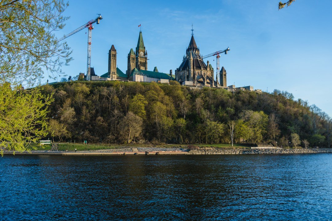 Parliament Hill em Ottawa visto do outro lado da água