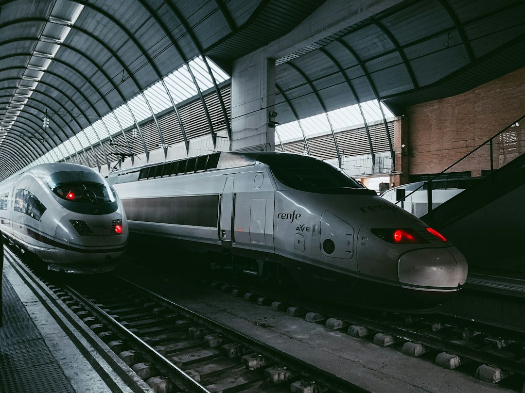 Trem junto a uma plataforma, em imagem ilustrativa